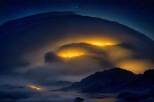 艳母动漫中雨夜车站场景，母亲撑伞独自站立，水渍倒影映出纠结神情